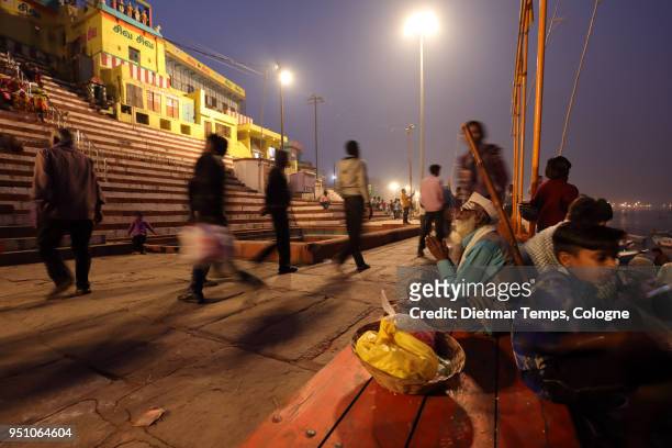 hindu pilgrims on the ghats in varanasi, india - dietmar temps stock-fotos und bilder