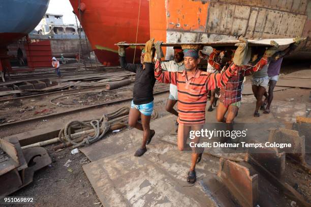 dock worker in a shipyard, bangladesh - dietmar temps stockfoto's en -beelden