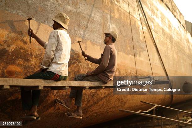 dock workers in a shipyard, bangladesh - dietmar temps stockfoto's en -beelden