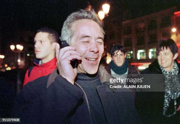 Jan MOORS, le soigneur de l'équipe cycliste néerlandaise TVM téléphone, le 04 décembre à sa sortie du Palais de justice de Reims, après la levée de...