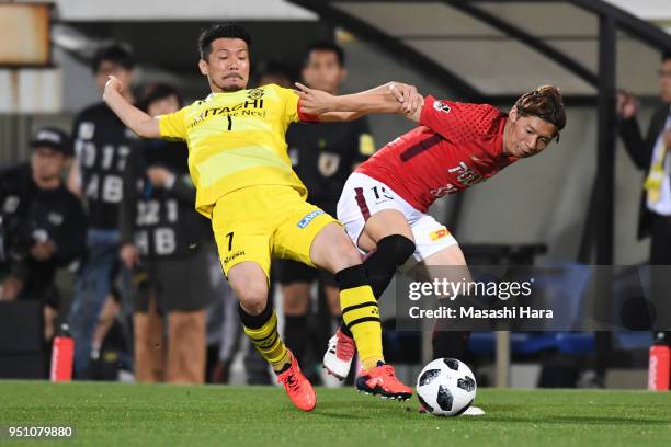 Kazuki Nagasawa of Urawa Red Diamonds and Hidekazu Otani of Kashiwa Reysol compete for the ball during the J.League J1 match between Kashiwa Reysol...