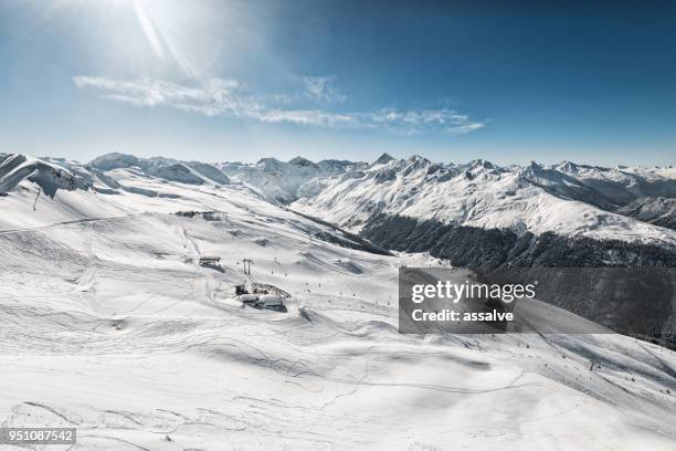 skigebiet jakobshorn mit jatzhütte davos, schweiz - davos 2018 stock-fotos und bilder