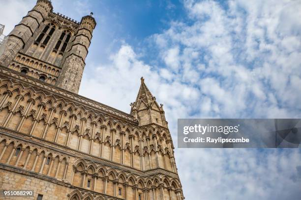 fassade der kathedrale von lincoln vor blauem himmel - vikar stock-fotos und bilder