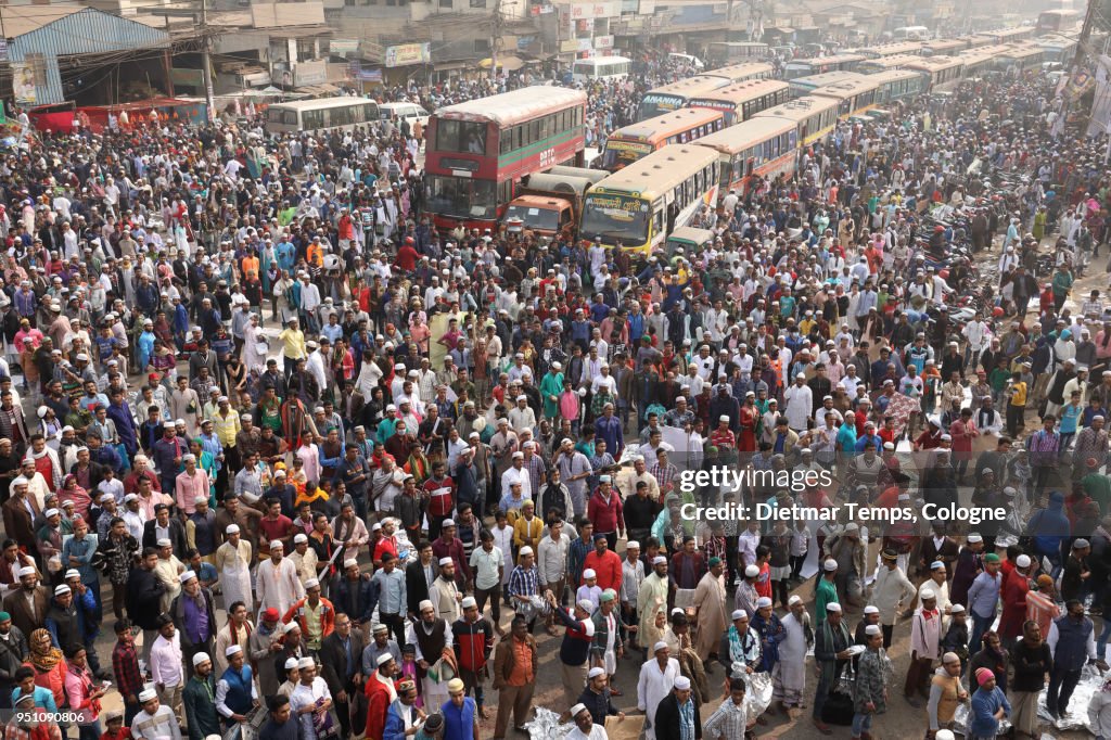 Muslim pilgrims at the Bishwa Ijtema, Bangladesh