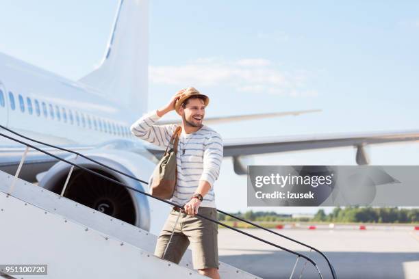 männliche touristen internat flugzeug - male airport stock-fotos und bilder