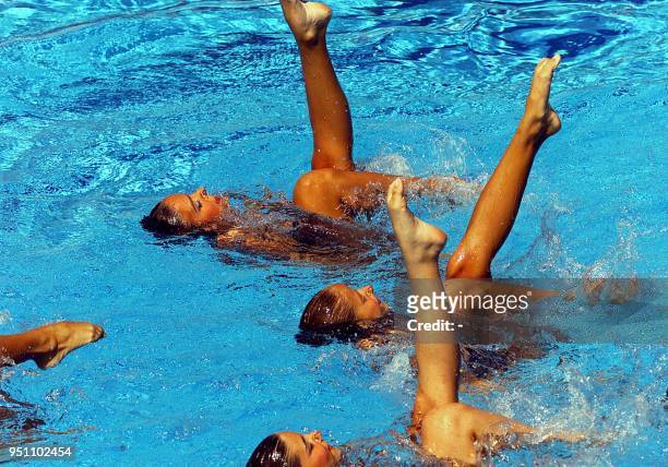 Dominican synchronized swimmers are seen in action in San Salvador, El Salvador 04 December 2002. Miembros del equipo de República Dominicana de nado...