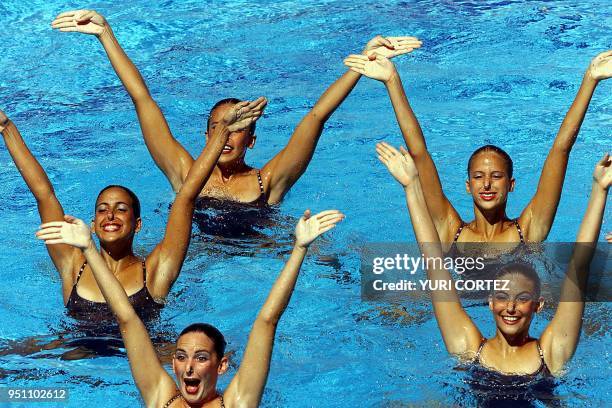 Members of the Dominican synchronized swim team complete their routine in San Salvador, El Salvador 04 December 2002 Miembros del equipo de República...