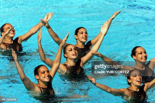 Members of the Mexican synchronized swim team complete their routine in San Salvador, El Salvador 04 December 2002. Miembros del equipo mexicano de...