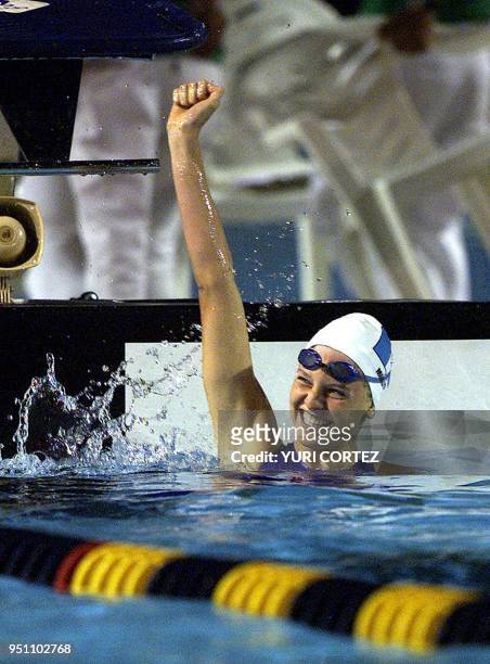 La guatemalteca Gisella Morales celebra luego de ganar la medalla de oro 29 de noviembre de 2002 en la prueba de los 200 metros dorso de los XIX...