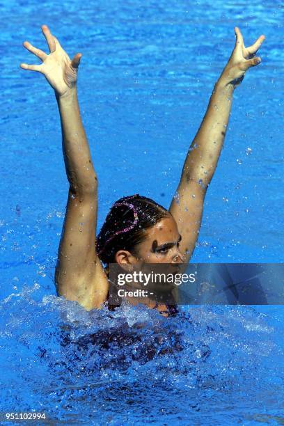 Synchronized swimmer Olga Larissa completes her routine in San Salvador, EL Salvador 05 December 2002. Olga Larissa de Mexico, participa el 05 de...