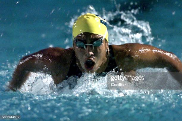 The salvadorean swimmer Golda Lee Marcus, breathes during the 200 meter swim, in Ciudad de Guatemala, 25 November 2001. La nadadora salvadorena Golda...