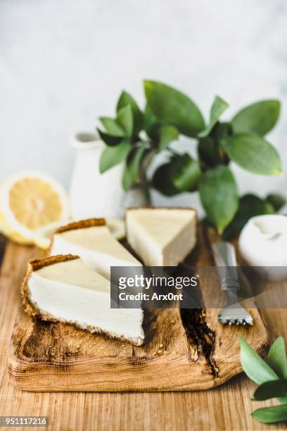 cheesecake on wooden board - cheesecake white stockfoto's en -beelden