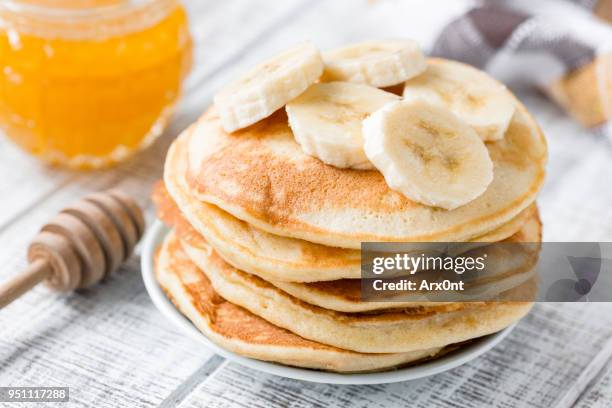 pancakes with banana and honey - pancake stock pictures, royalty-free photos & images