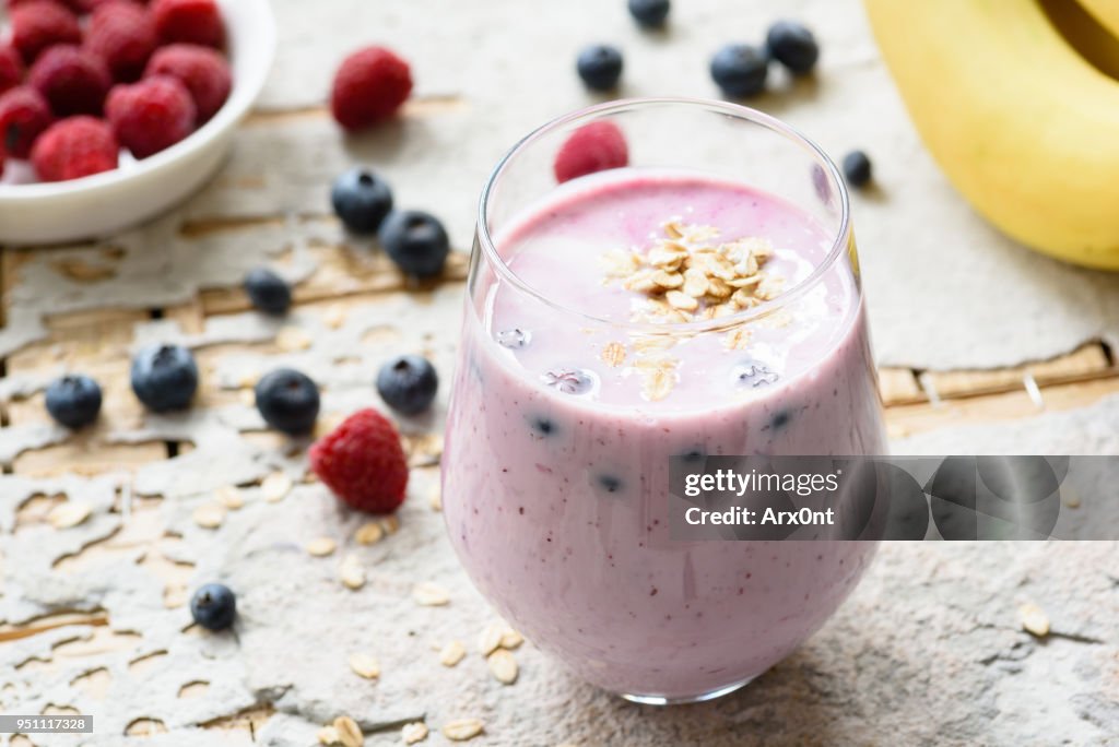 Healthy berry smoothie with oats