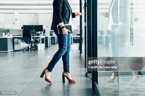 mujer de negocios trabajando en oficina - high heels fotografías e imágenes de stock