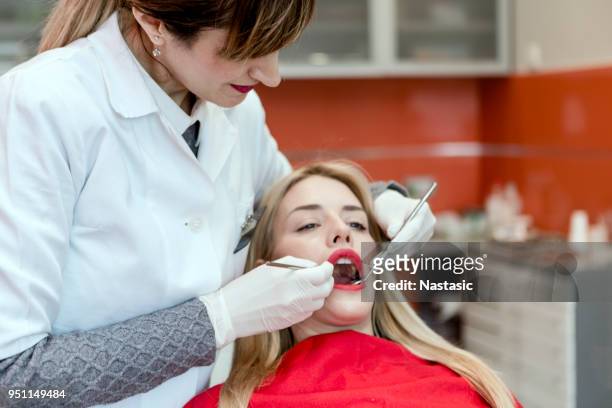 若い女性の歯科衛生士の世話 - endodontist ストックフォトと画像
