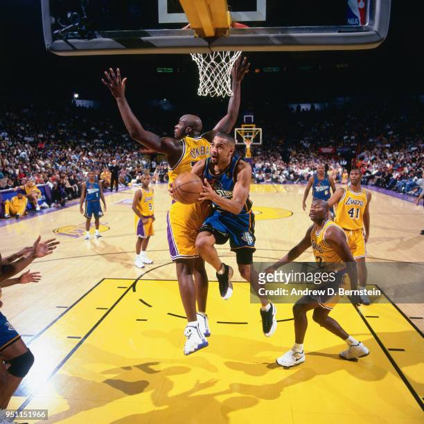 Grant Hill of the Detroit Pistons goes to the basket against the Los Angeles Lakers on January 18, 1997 at the Great Western Forum in Inglewood,...
