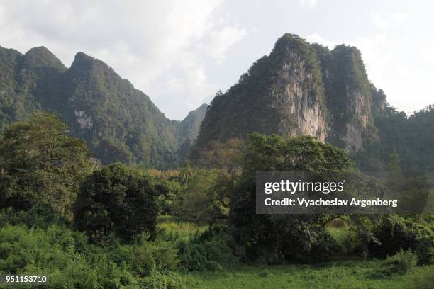 karst landscape scenery in surat thani province, thailand - surat thani province stock-fotos und bilder