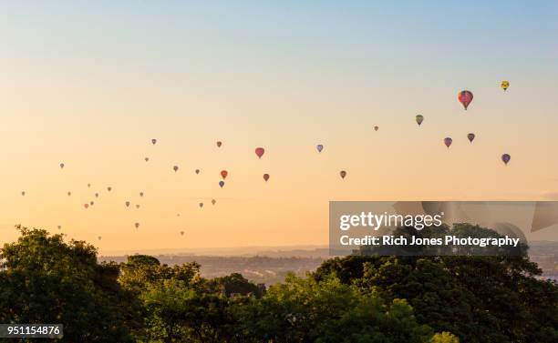 hot air balloon in sky at sunrise - bristol balloons bildbanksfoton och bilder