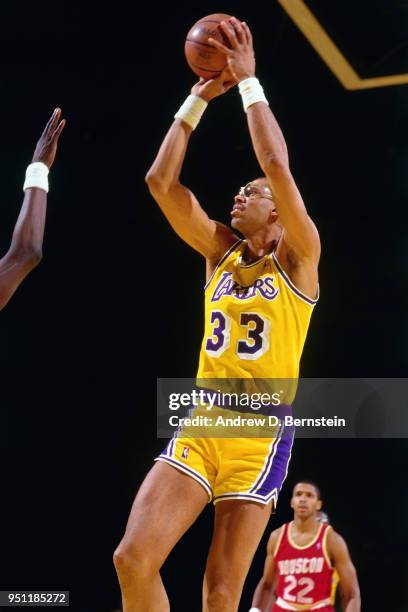 Kareem Abdul-Jabbar of the Los Angeles Lakers shoots the ball against the Houston Rockets on November 8, 1987 at The Forum in Inglewood, California....