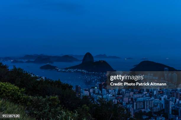 cityscape of botafogo district and the guanabara bay at dusk seen from the heights of the national park of "floresta da tijuca" at dusk, rio de janeiro - floresta stockfoto's en -beelden