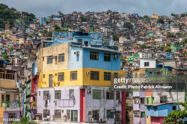 colourful buildings built on the steep hills, rio de janeiro's rocinha is largest shanty town (favela) in brazil - rocinha río de janeiro fotografías e imágenes de stock