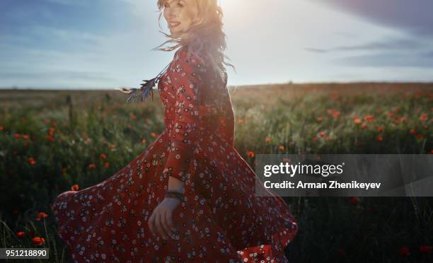 dancing woman in poppy field - freshgrass festival photos et images de collection