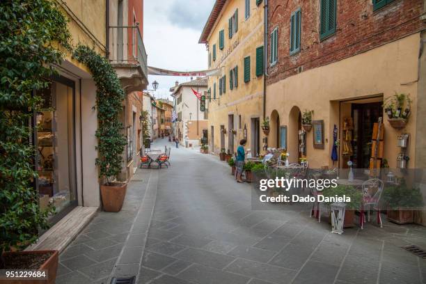 san quirico street - volterra stock-fotos und bilder