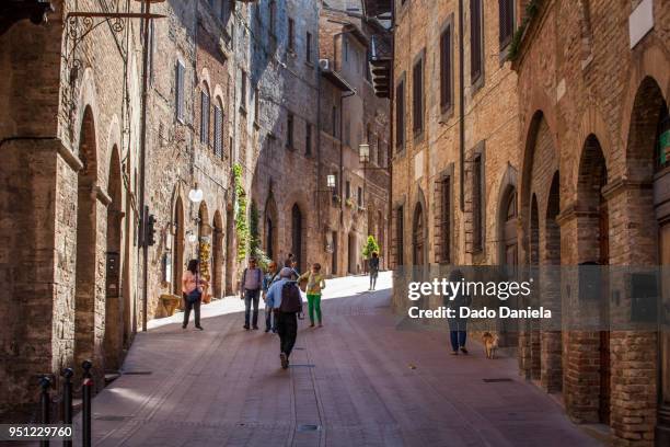 street of san gimignano - ボルテラ ストックフォトと画像