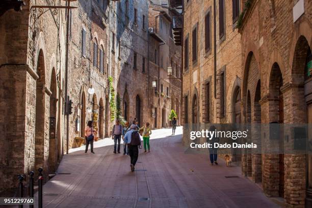 street of san gimignano - siena italië stockfoto's en -beelden