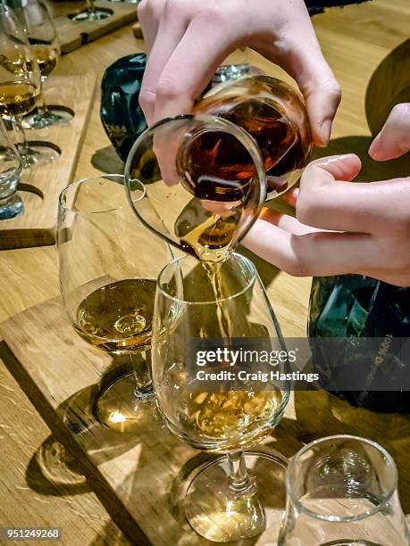 whisky tasting selection tour scotland - amber hard stock-fotos und bilder