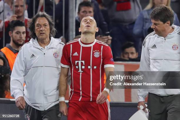 Arjen Robben of Muenchen reacts as he leves the field of play after getting injured during the UEFA Champions League Semi Final First Leg match...