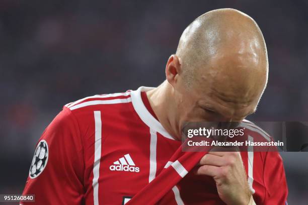 Arjen Robben of Muenchen reacts as he leaves the field of play after getting injured during the UEFA Champions League Semi Final First Leg match...