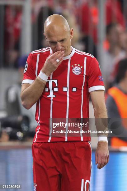 Arjen Robben of Muenchen reacts as he leaves the field of play after getting injured during the UEFA Champions League Semi Final First Leg match...