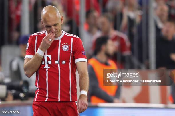 Arjen Robben of Muenchen reacts as he leaves the field of play after getting injured during the UEFA Champions League Semi Final First Leg match...