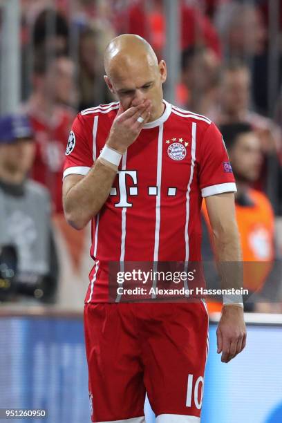 Arjen Robben of Muenchen reacts as he leaves the field of play after getting injured during the UEFA Champions League Semi Final First Leg match...