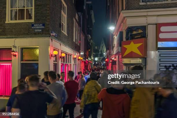 crowd in the red light district at night - amsterdam-red-light-district-photos stockfoto's en -beelden