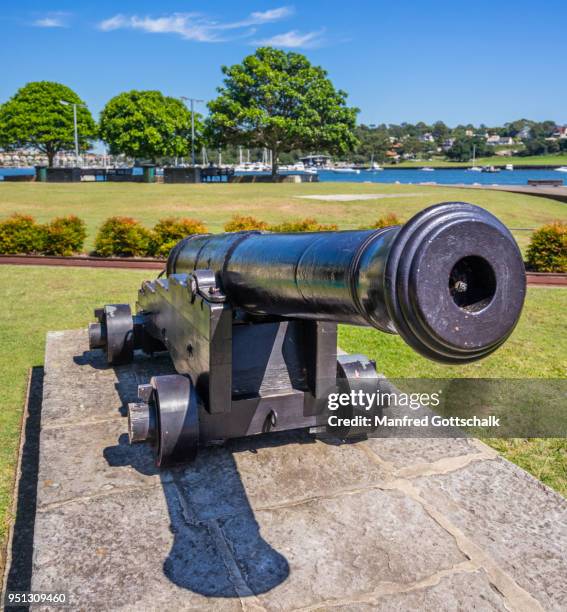 12 pounder admiralty cannon displayed at the visitor center of the cockatoo island convict and shipbuilding heritage site, sydney harbour - カカトゥー島 ストックフォトと画像