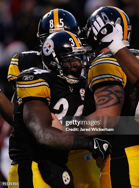 Rashard Mendenhall of the Pittsburgh Steelers celebrates with teammates David Johnson and Doug Legursky after scoring a touchdown against the Green...