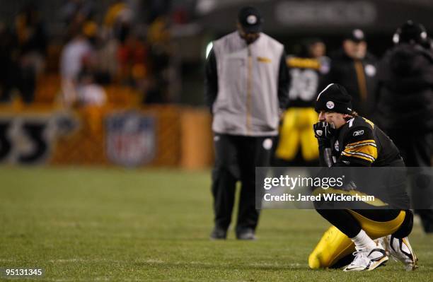 Ben Roethlisberger and head coach Mike Tomlin of the Pittsburgh Steelers wait for the winning touchdown against the Green Bay Packers to be confirmed...