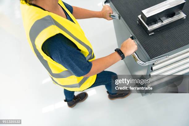 frau arbeitet in der zerspanung shop - stiefel-mit-stahlkappen stock-fotos und bilder
