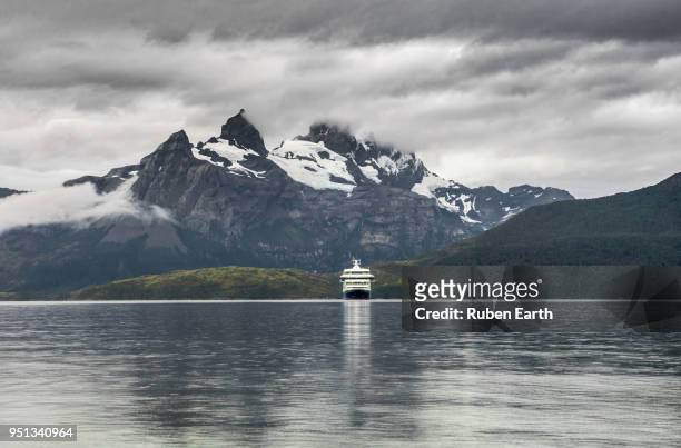cruise ship in the alberto de agostini natural park and darwin mountains - de agostini stock-fotos und bilder
