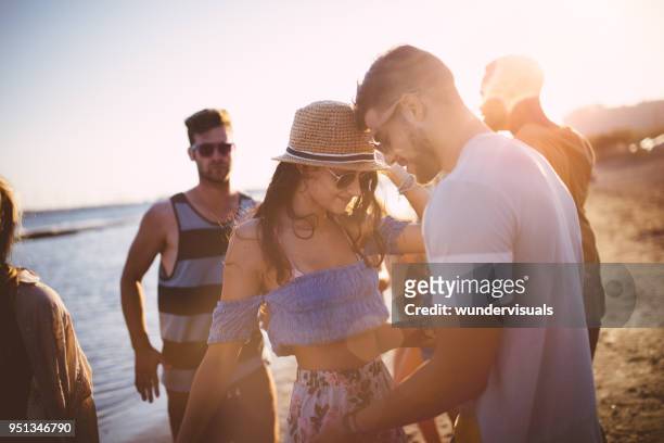 fête des amis de hipster multiethnique jeunes dansant sur la plage l’été - beach music festival photos et images de collection
