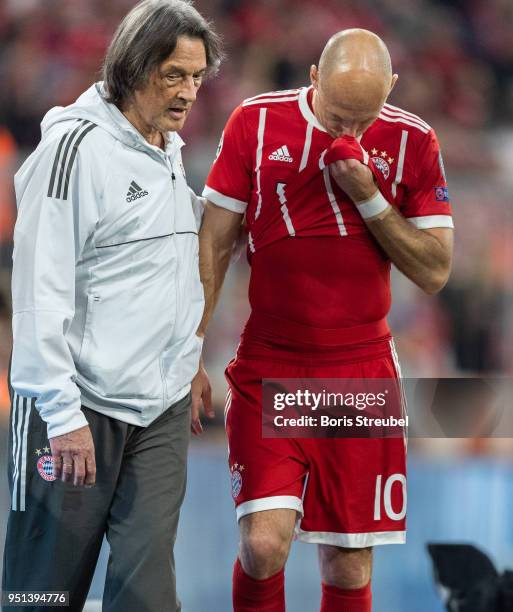 Arjen Robben of FC Bayern Muenchen leaves the pitch after taking an injury during the UEFA Champions League Semi Final First Leg match between Bayern...