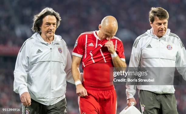 Arjen Robben of FC Bayern Muenchen leaves the pitch after taking an injury during the UEFA Champions League Semi Final First Leg match between Bayern...