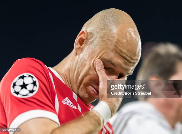 Arjen Robben of FC Bayern Muenchen leaves the pitch after taking an injury during the UEFA Champions League Semi Final First Leg match between Bayern...