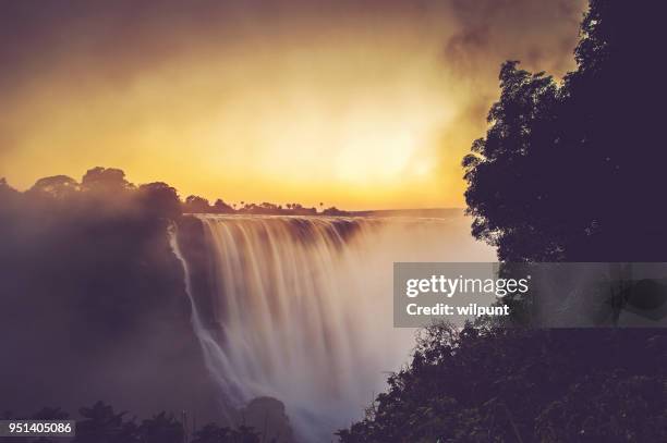 esposizione lunga all'alba di victoria falls - zambia foto e immagini stock