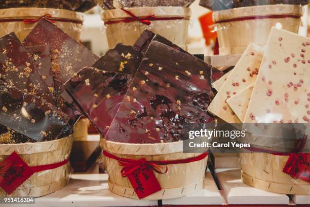 shop window with all kind of chocolates - theobroma imagens e fotografias de stock