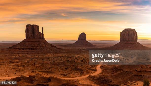 extra large panoramic sunrise at monument valley - jasondoiy imagens e fotografias de stock