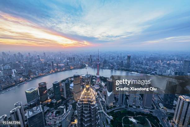 elevated view of shanghai lujiazui at dusk - azië en pacifisch gebied stockfoto's en -beelden